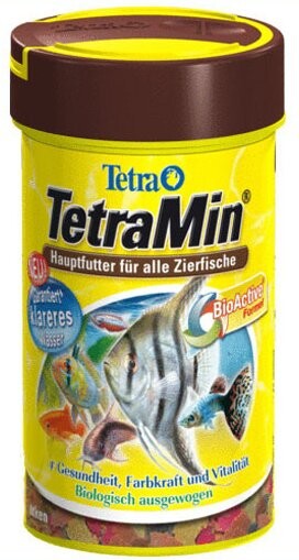 Tetra Min основной корм для аквариумных рыб в хлопьях.